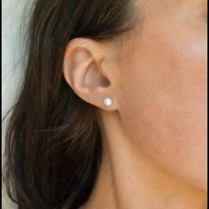 Simple pearl studs